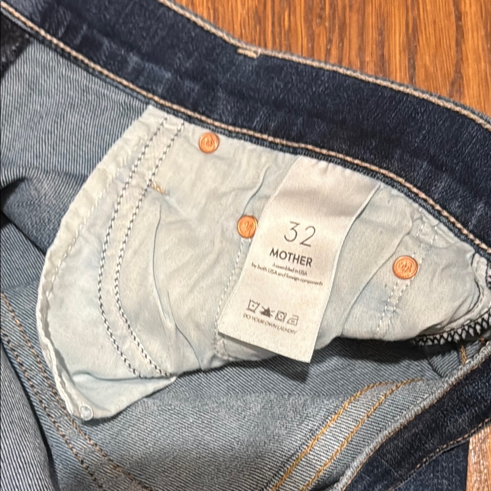 MOTHER Weekender flare jeans in Teaming Up wash - Picture 4 of 5